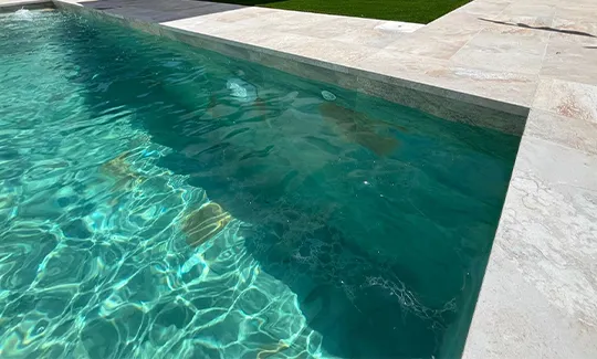 azulejo piedra de bali piscina